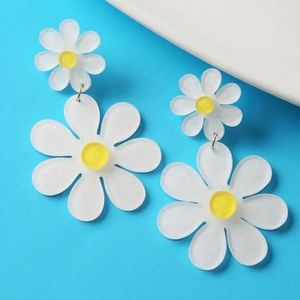RETRO 60S VIBE GOGO WHITE ACRYLIC  DAISY EARRINGS NWOT